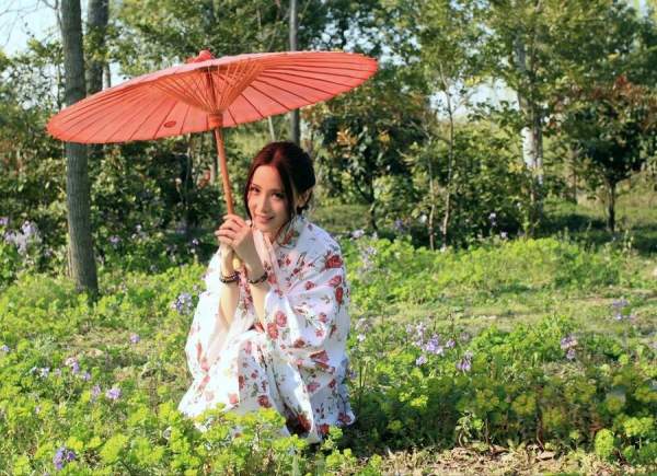 初春的二月兰和美女