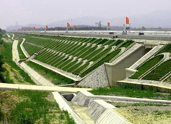 高铁铁路植草护坡工程图片